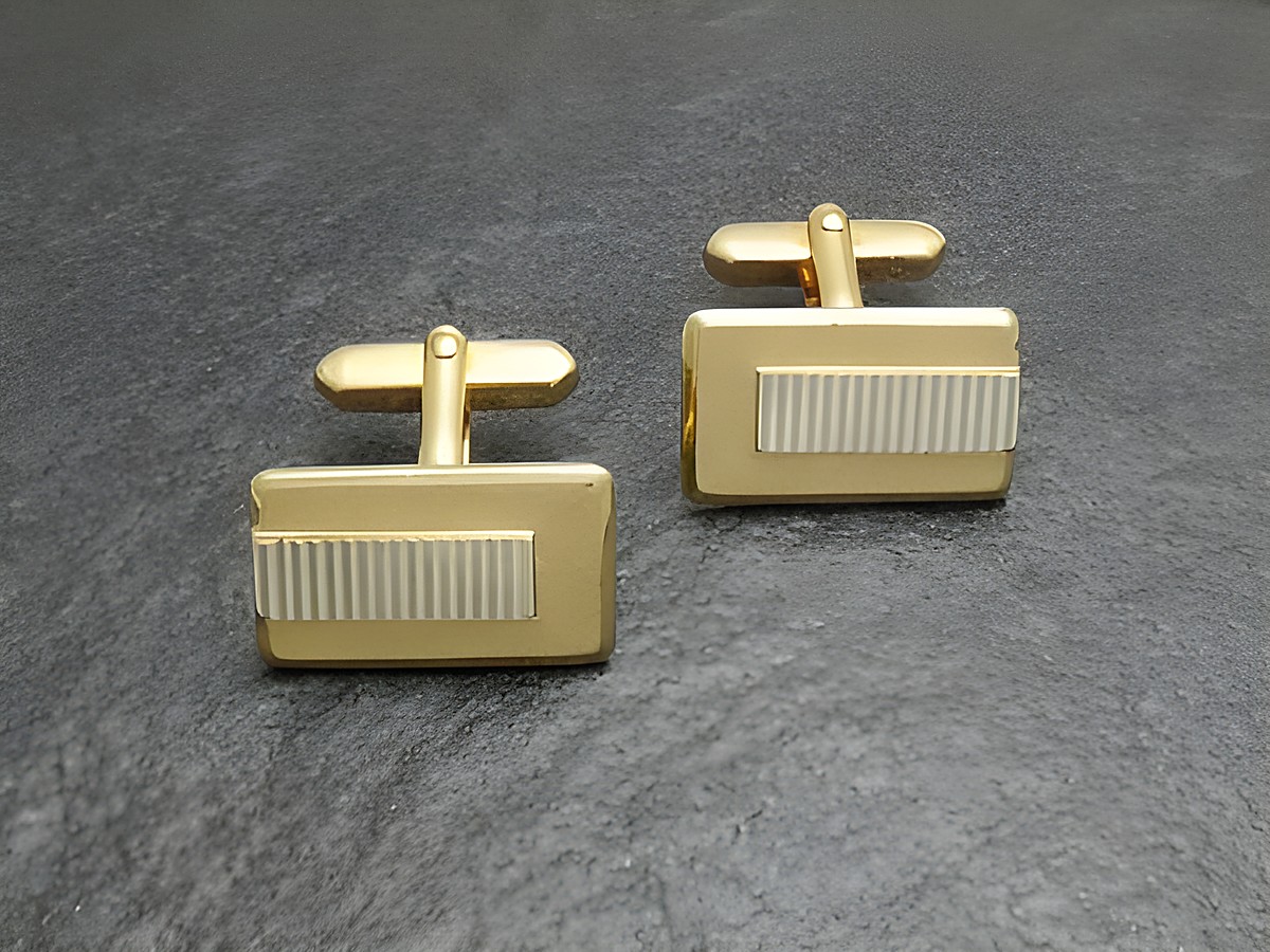 Manschettenknöpfe vergoldet - seltenes Muster - NEU, Hersteller: Juwelier Harnisch, goldfarben, mit eleganter Rillenstruktur für einen stilvollen Akzent an jedem Hemd.