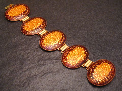 60956-0 Armband 19 cm FANCY in braun-gelb mit Emaille vergoldet, gefertigt vom Juwelier Harnisch, zeigt ein elegantes Design mit abwechselnden ovalen Elementen.