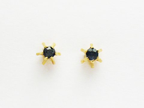 Gold Ohrstecker in Sternchenform mit Saphir von Juwelier Harnisch, elegant und zeitlos, ideal für besonderen Anlässe oder den Alltag.