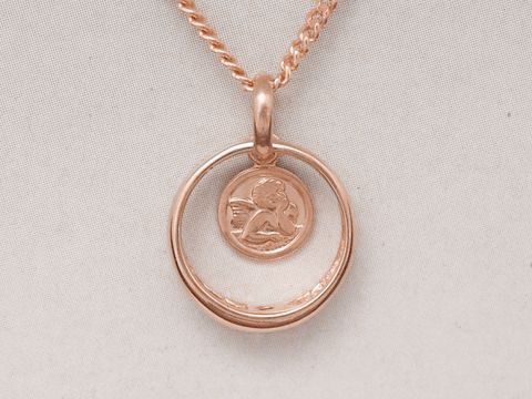 302246-1 Taufring und Schutzengel aus rosé vergoldetem 925 Silber mit Rubin, hergestellt von Juwelier Harnisch, zeigt einen liebevoll gestalteten Engel im Medaillon.