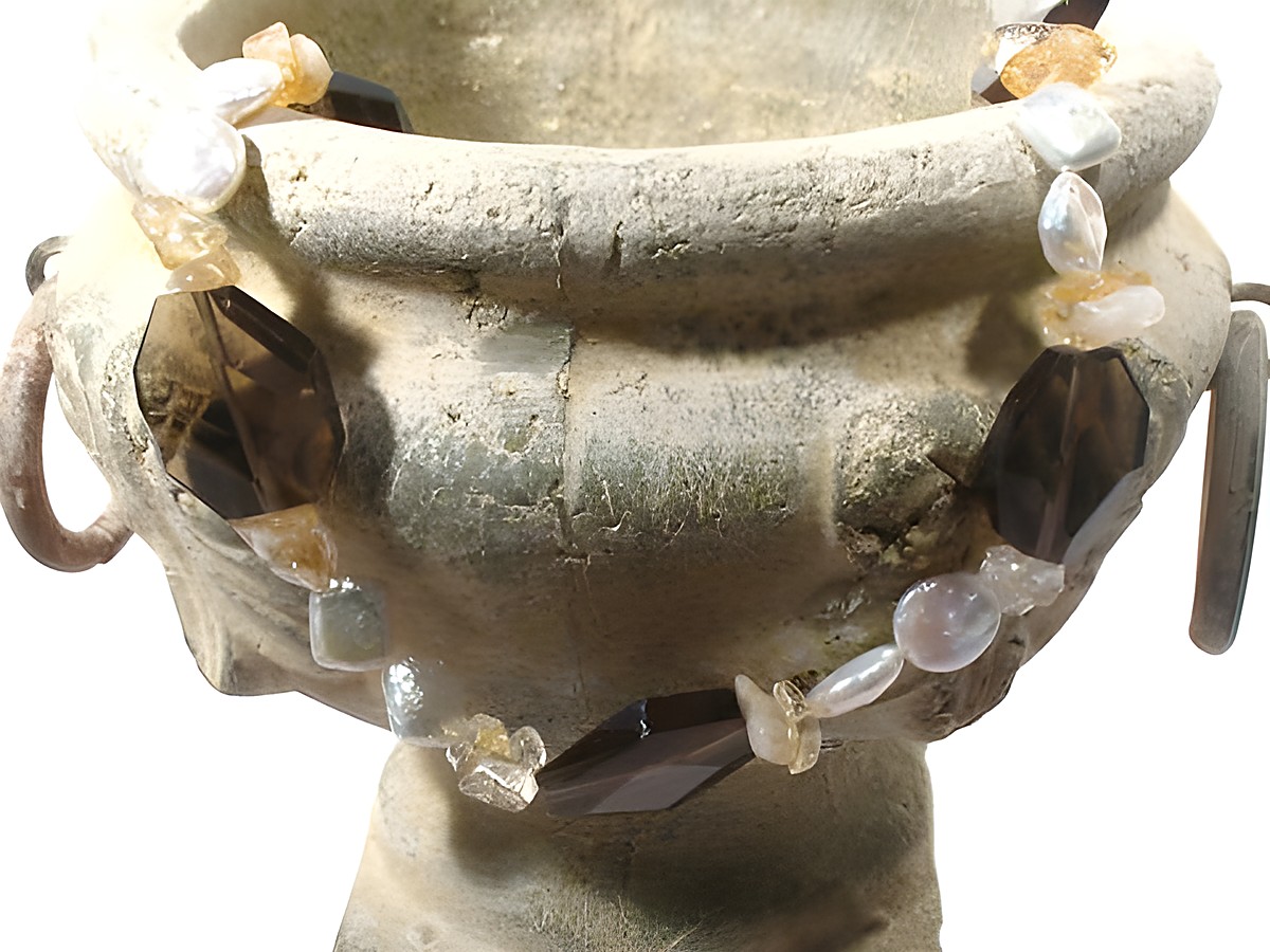 Eine elegante Steinkette mit Silber, hergestellt von Juwelier Harnisch. Die Kette besteht aus Rauchquarz, Zuchtperlen und Citrin, in harmonischem Zusammenspiel und stilvollem Design.