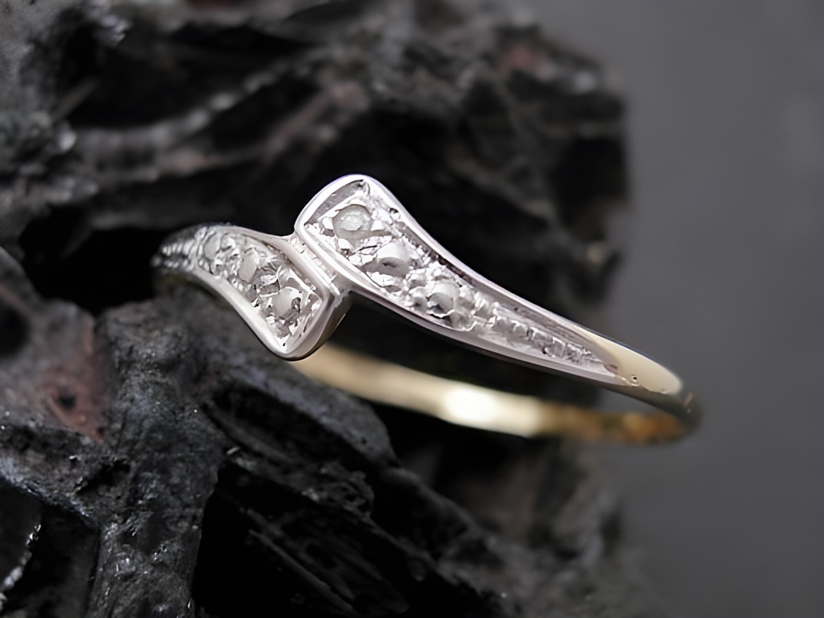 Gold Ring filigran Gold 585 bicolor mit Diamant von Juwelier Harnisch in Größe 56,5 bis 58/18,5. Elegantes Schmuckstück mit feiner Verarbeitung und edlem Design.