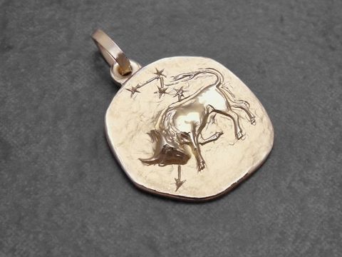 Stilvoller Anhänger aus Gold mit dem Sternzeichen Stier und einer Darstellung des Sternenkonstellation. Hersteller Juwelier Harnisch, ideal als Schmuckstück für Sternzeichenliebhaber.