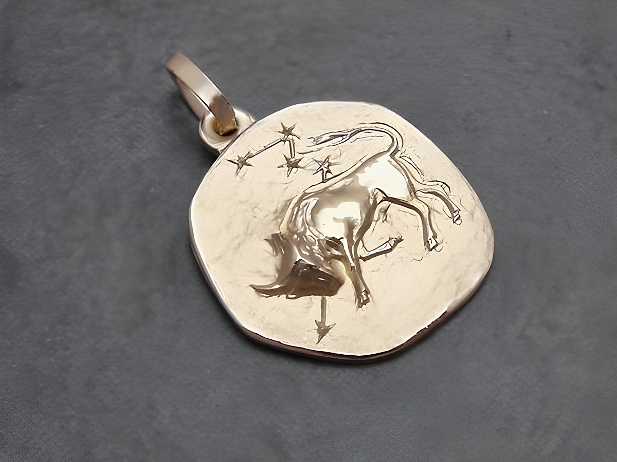 Stilvoller Anhänger aus Gold mit dem Sternzeichen Stier und einer Darstellung des Sternenkonstellation. Hersteller Juwelier Harnisch, ideal als Schmuckstück für Sternzeichenliebhaber.