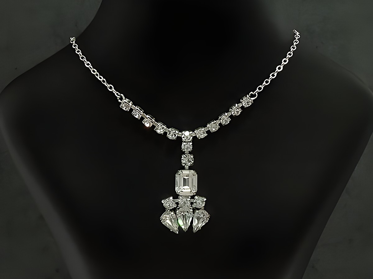 Strass Collier Kette elegant in weiß mit einer Länge von 38 bis 45 cm, gefertigt aus Sterling Silber und silberfarbenen Elementen, Hersteller Juwelier Harnisch.
