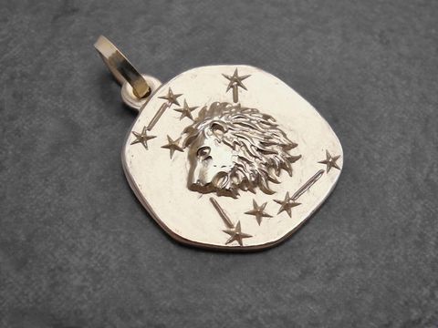 Anhänger in Gold mit Löwenkopf und Sternzeichenmotiven von Juwelier Harnisch, perfekt für Löwen-Fans und als individuelles Schmuckstück.