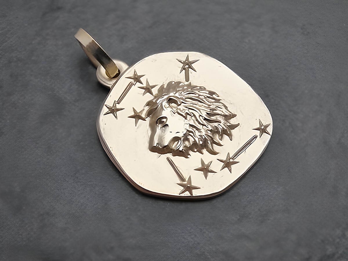 Anhänger in Gold mit Löwenkopf und Sternzeichenmotiven von Juwelier Harnisch, perfekt für Löwen-Fans und als individuelles Schmuckstück.