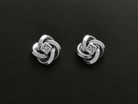 Weißgold Ohrstecker 585 in verschlungenem Design mit einem Diamanten von 0,01 ct W/P, Hersteller Juwelier Harnisch, elegantes Schmuckstück für besondere Anlässe.