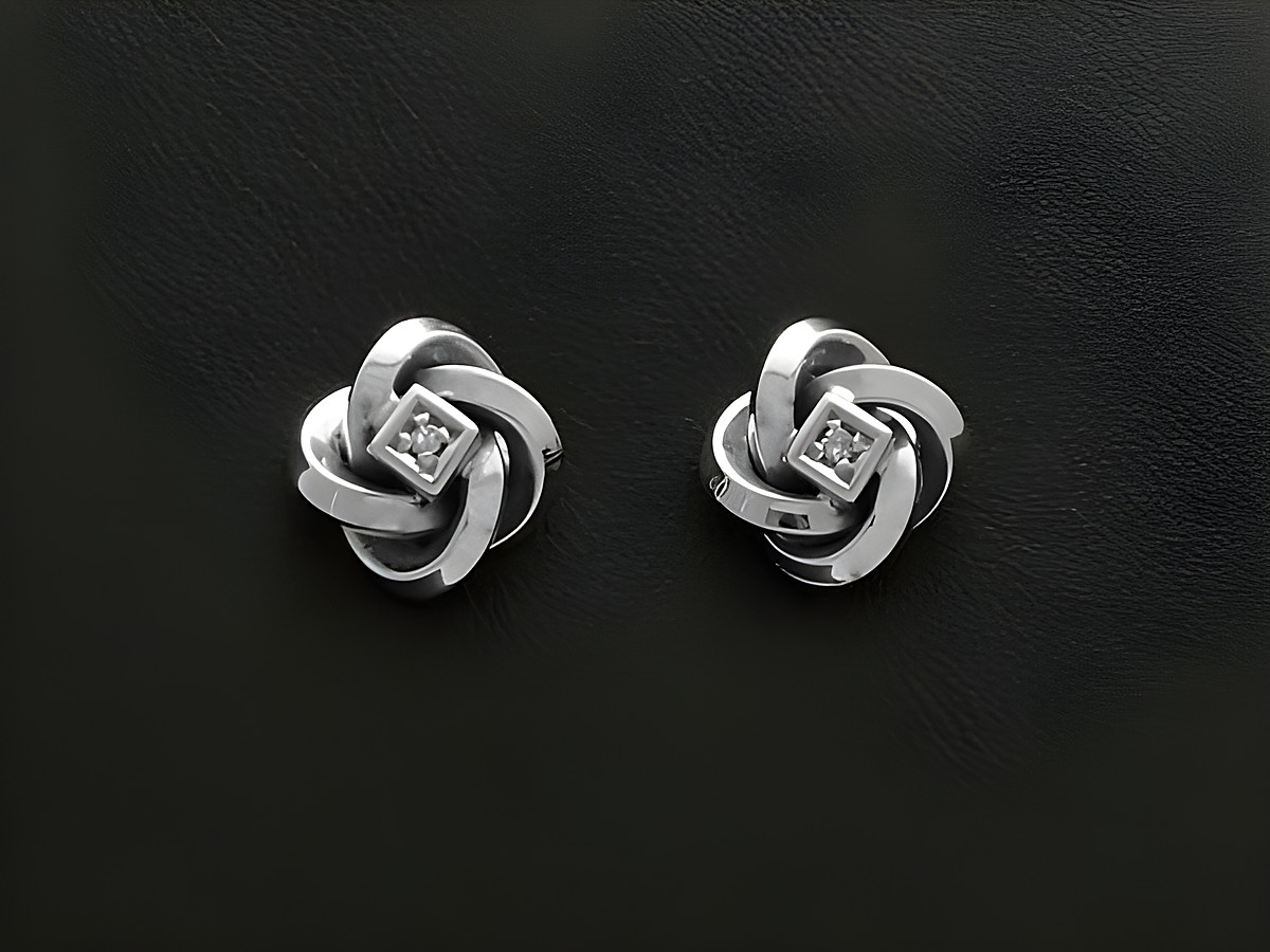 Weißgold Ohrstecker 585 in verschlungenem Design mit einem Diamanten von 0,01 ct W/P, Hersteller Juwelier Harnisch, elegantes Schmuckstück für besondere Anlässe.