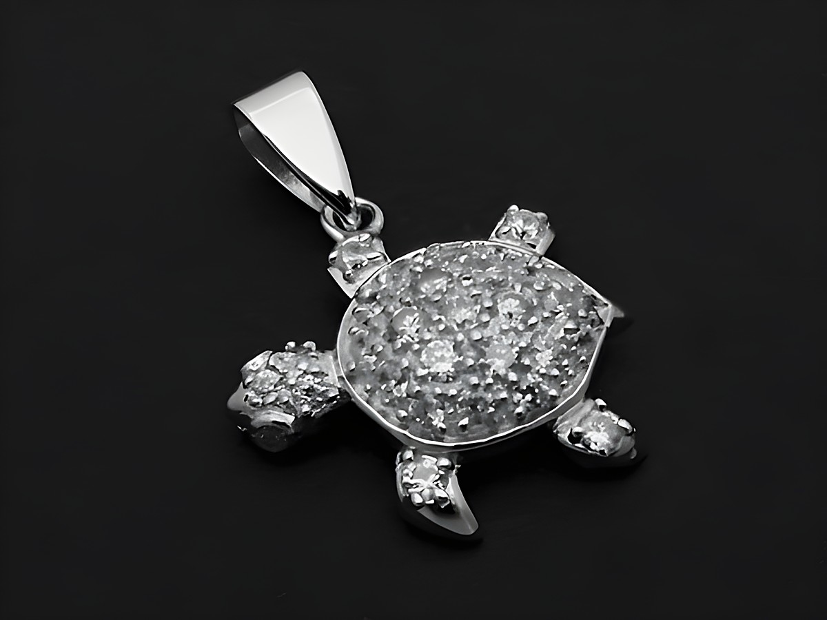Silber Anhänger in Form einer Schildkröte, funkelnd besetzt mit weißen Kristallen, Hersteller: Juwelier Harnisch, für Tierliebhaber geeignet.