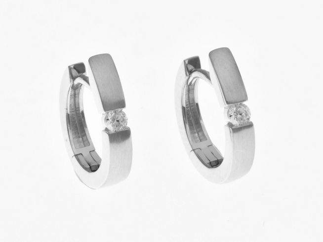 Creolen aus rhodiniertem Sterling Silber mit einem Zirkonia von 2,6 mm, Größe bis 15 mm, elegantes Design, hergestellt von Juwelier Harnisch.