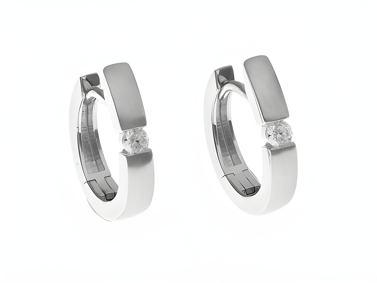 Creolen aus rhodiniertem Sterling Silber mit einem Zirkonia von 2,6 mm, Größe bis 15 mm, elegantes Design, hergestellt von Juwelier Harnisch.