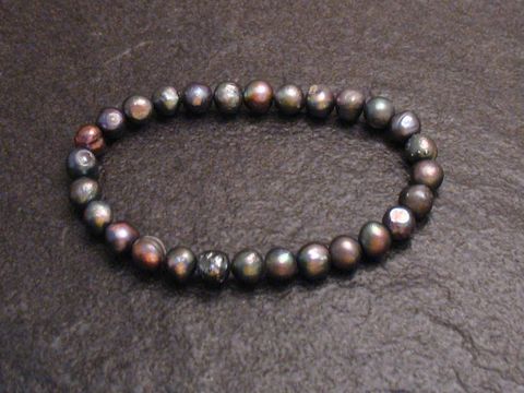 Perlenarmband 7,6 mm in Grau mit Gummizug 20 cm von Juwelier Harnisch, elegant und schick, perfektes Accessoire für jeden Anlass.