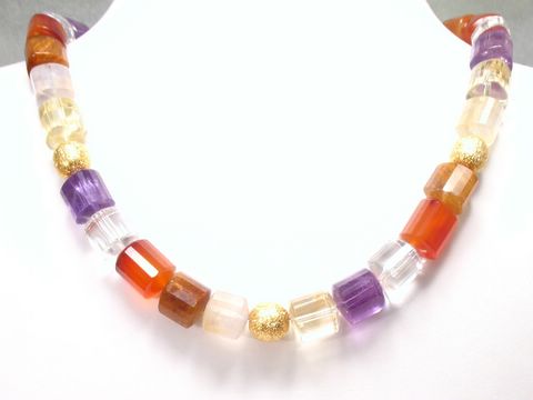Edelsteinkette aus Amethyst, Bergkristall und Karneol in Regenbogenfarben, kombiniert mit goldenen Akzenten, hergestellt von Juwelier Harnisch, ideal als modisches Accessoire.