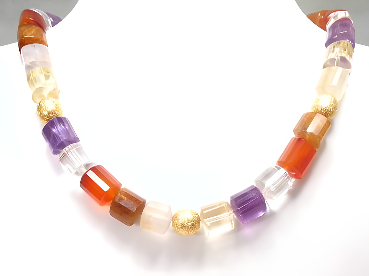 Edelsteinkette aus Amethyst, Bergkristall und Karneol in Regenbogenfarben, kombiniert mit goldenen Akzenten, hergestellt von Juwelier Harnisch, ideal als modisches Accessoire.