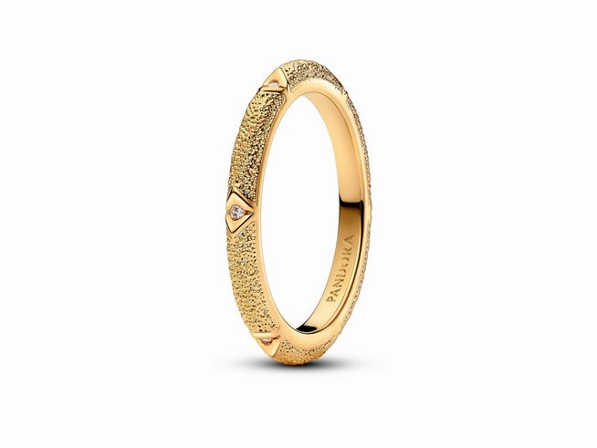 163322044-0 Ring von Pandora in Gelbgold vergoldet, verziert mit klaren Zirkonia, strukturierte Oberfläche, elegantes Design, Größe 44. Ideal für stilvolle Akzente.