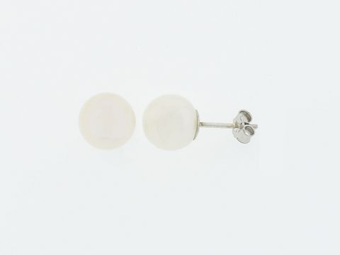 Silber Ohrringe mit einer Kugel aus Süßwasser Zuchtperle, Durchmesser 9 mm, gefertigt von Juwelier Harnisch, zeitloses Design in elegantem Silber.