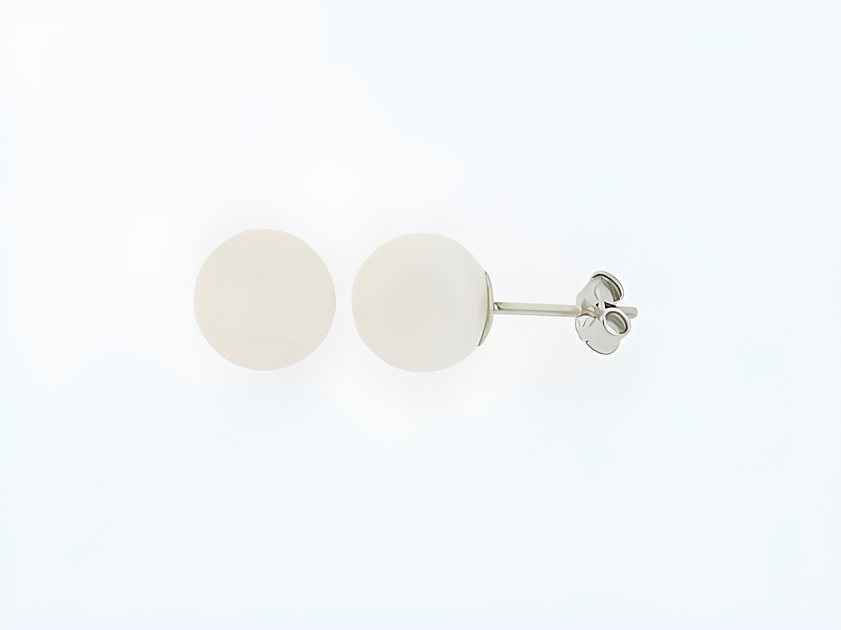 Silber Ohrringe mit einer Kugel aus Süßwasser Zuchtperle, Durchmesser 9 mm, gefertigt von Juwelier Harnisch, zeitloses Design in elegantem Silber.