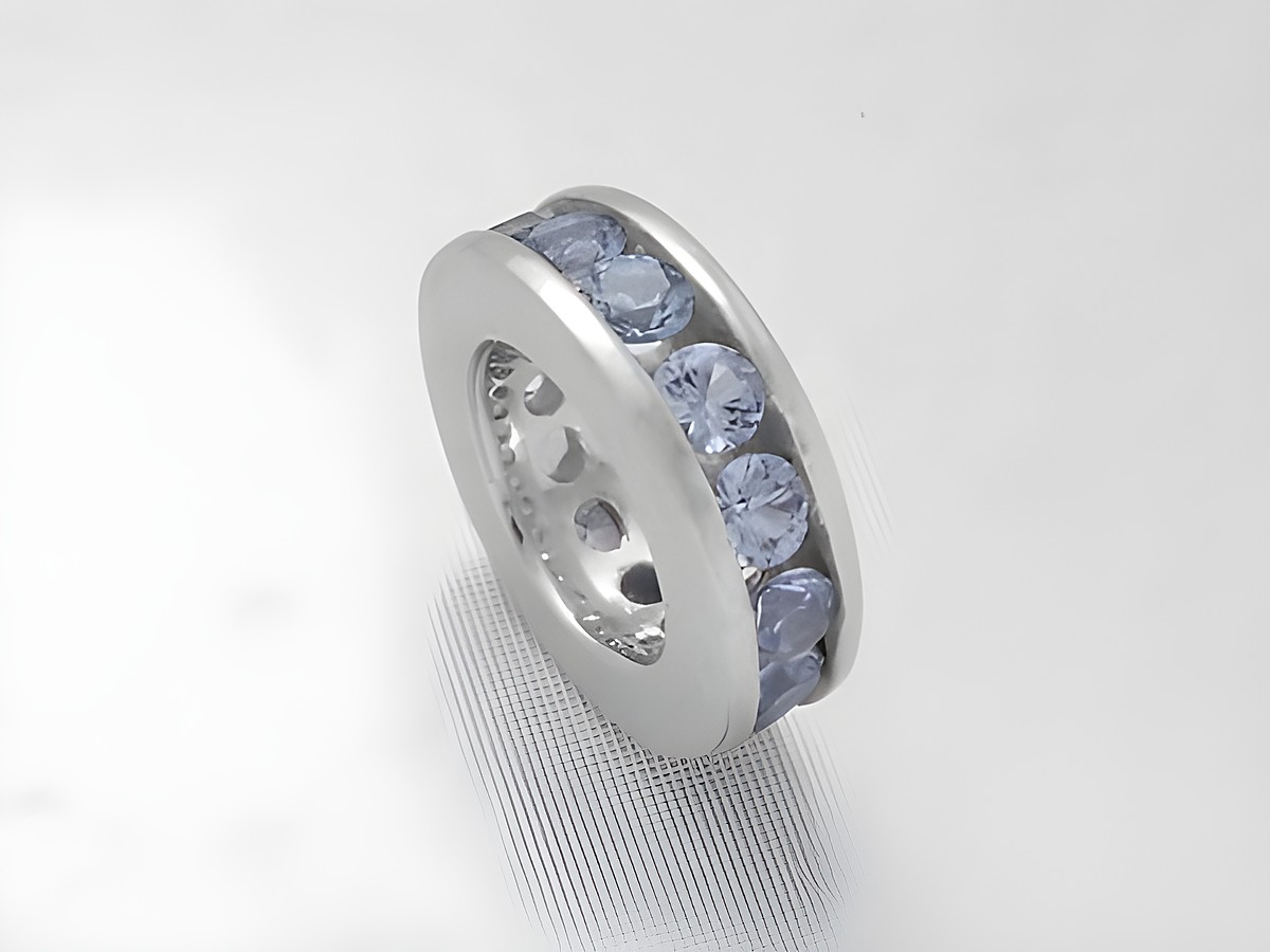 Memorie Taufring aus Sterling Silber rhodiniert mit blauen Zirkonia. Hergestellt von Juwelier Harnisch, elegant und schlicht für besondere Anlässe. Ideal für einen zeitlosen Look.