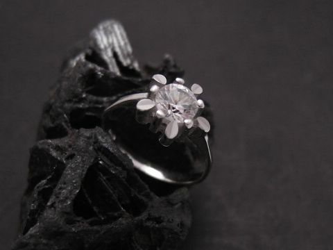 Weißgold Ring elfengleich Gold 585 Zirkonia Gr. 54 von Juwelier Harnisch bis Gr. 54/17,5, harmonisch gestaltet mit funkelndem Zirkonia im Mittelpunkt.