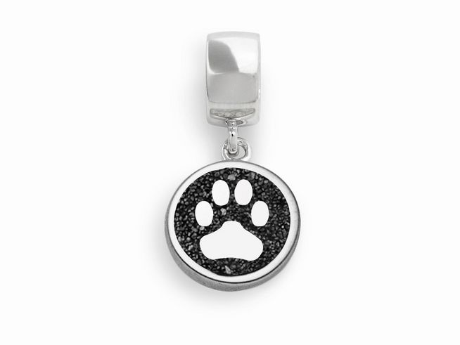 Sterling Silber Anhänger Charm mit einem Hundepfoten-Motiv auf schwarzem Lavasand, ideal als modisches Accessoire für Hundeliebhaber.