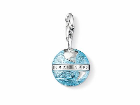 Silberner Weltkugel Charms Anhänger von Thomas Sabo mit blauem Kaltemail, detaillierte Kontinente und das Logo Thomas Sabo eingraviert, eleganter und stilvoller Schmuck für individuelle Looks.