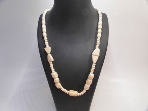 Holzkette Multiform 19 mm naturbraun 60 cm Holz Schmuck von Juwelier Harnisch in naturbraun, aus verschiedenen Holzformen, elegant drapiert auf einem Schmuckständer.
