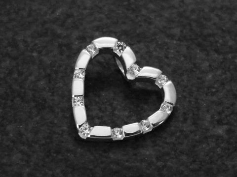 Durchlaufherz Anhänger elegant aus Sterling Silber mit Zirkonia, Hersteller Juwelier Harnisch, durchlaufend gestaltet, ideal als Schmuckstück für jeden Anlass.