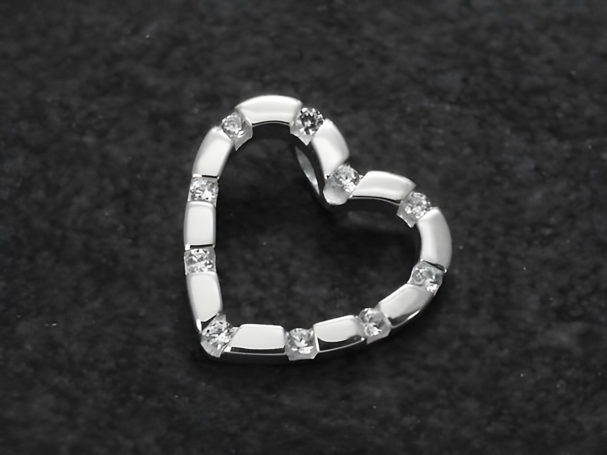 Durchlaufherz Anhänger elegant aus Sterling Silber mit Zirkonia, Hersteller Juwelier Harnisch, durchlaufend gestaltet, ideal als Schmuckstück für jeden Anlass.