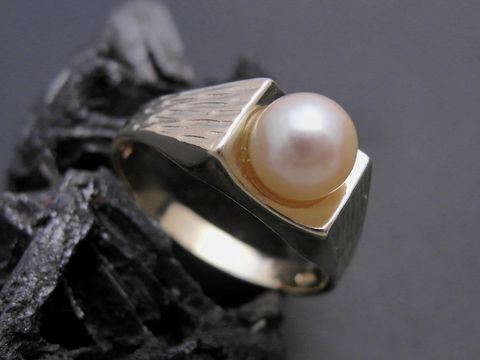 Gold Perlen Ring ausdrucksstark Größe 53 mit einer Zuchtperle von 6,4 mm und Gold 333, Hersteller Juwelier Harnisch, geeignet bis Größe 54/17,5.