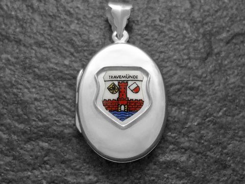 Silbernes Medaillon mit dem Stadtwappen von Travemünde, zeigt die rote Burg mit Wasser und Symbolen, Hersteller Juwelier Harnisch, Schleswig-Holstein.