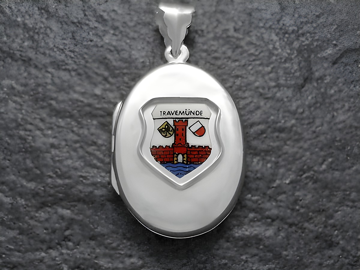 Silbernes Medaillon mit dem Stadtwappen von Travemünde, zeigt die rote Burg mit Wasser und Symbolen, Hersteller Juwelier Harnisch, Schleswig-Holstein.