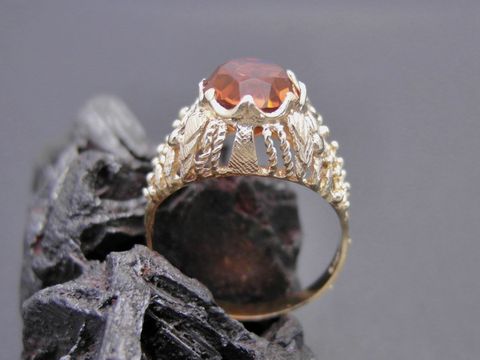 Goldring einzigartig in Größe 56 mit unechtem Stein, Gold 585, Hersteller Juwelier Harnisch, bis Größe 56/18, auf schwarzem Untergrund präsentiert.
