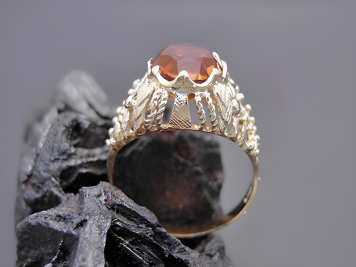 Goldring einzigartig in Größe 56 mit unechtem Stein, Gold 585, Hersteller Juwelier Harnisch, bis Größe 56/18, auf schwarzem Untergrund präsentiert. – Ansicht 2