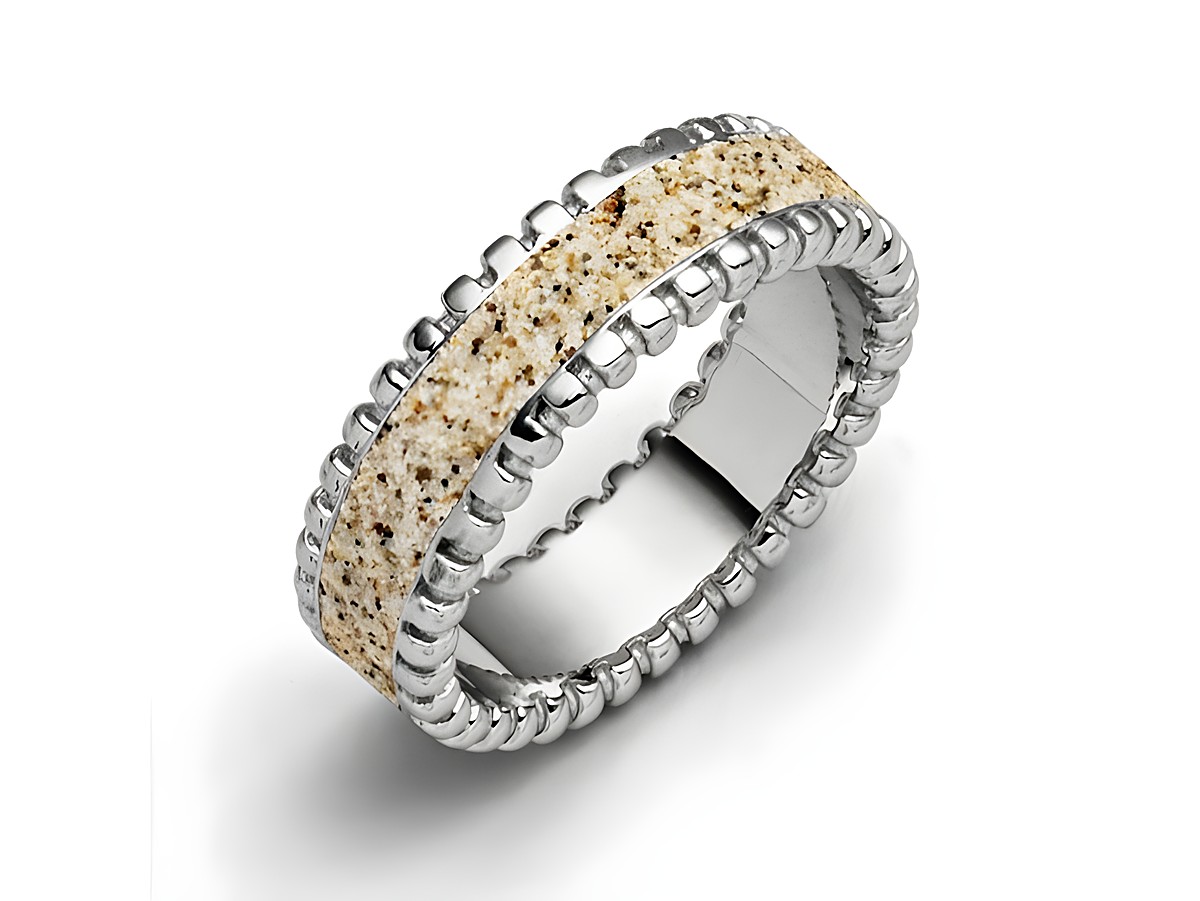 Der DUR Strandring Strandzauber R4786.58 aus Sterling Silber in Größe 58 zeigt ein elegantes Design mit einer sandfarbenen Einlage und geschwungenen Details.