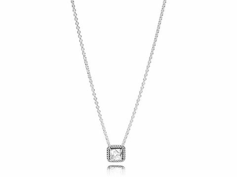 Die Pandora 396241CZ-45 Kette mit Anhänger in Silber hat eine zeitlose Eleganz und misst 45 cm. Der Anhänger hat einen quadratischen Anhänger, der mit klaren Steinen besetzt ist.