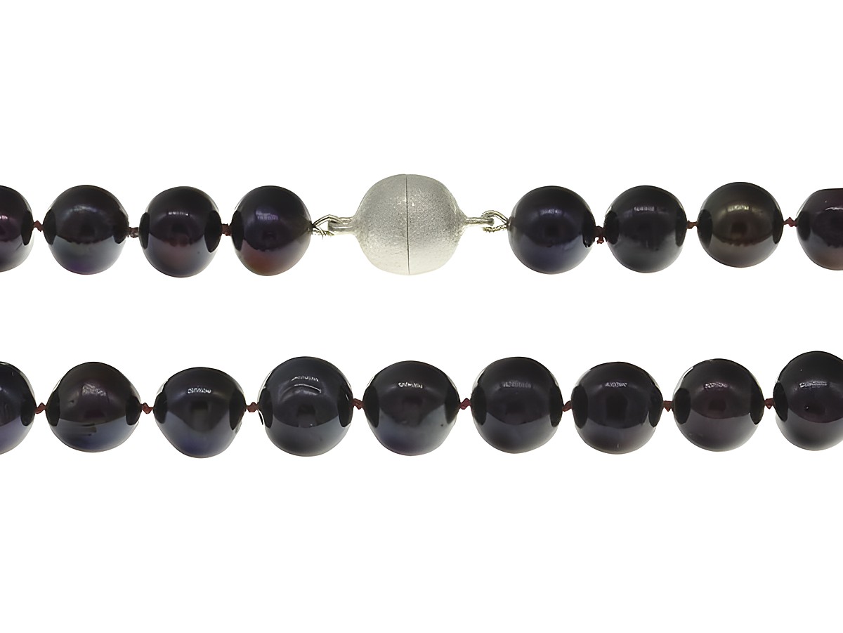 Perlenkette aus Süßwasser-Zuchtperlen in Violett, 10,5-11 mm, 46 cm lang mit silbernem Verschluss, Hersteller Juwelier Harnisch, elegantes und buntes Design.