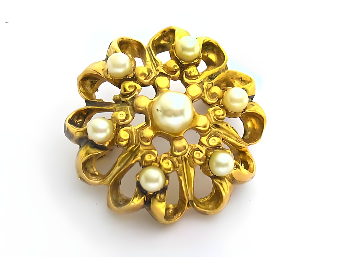 Brosche im Sexy City Look aus Zuchtperl Imitation in goldener Optik mit filigranem Design und mehreren kleinen Perlen, Hersteller Juwelier Harnisch, ideal für stilvollen Modeschmuck.