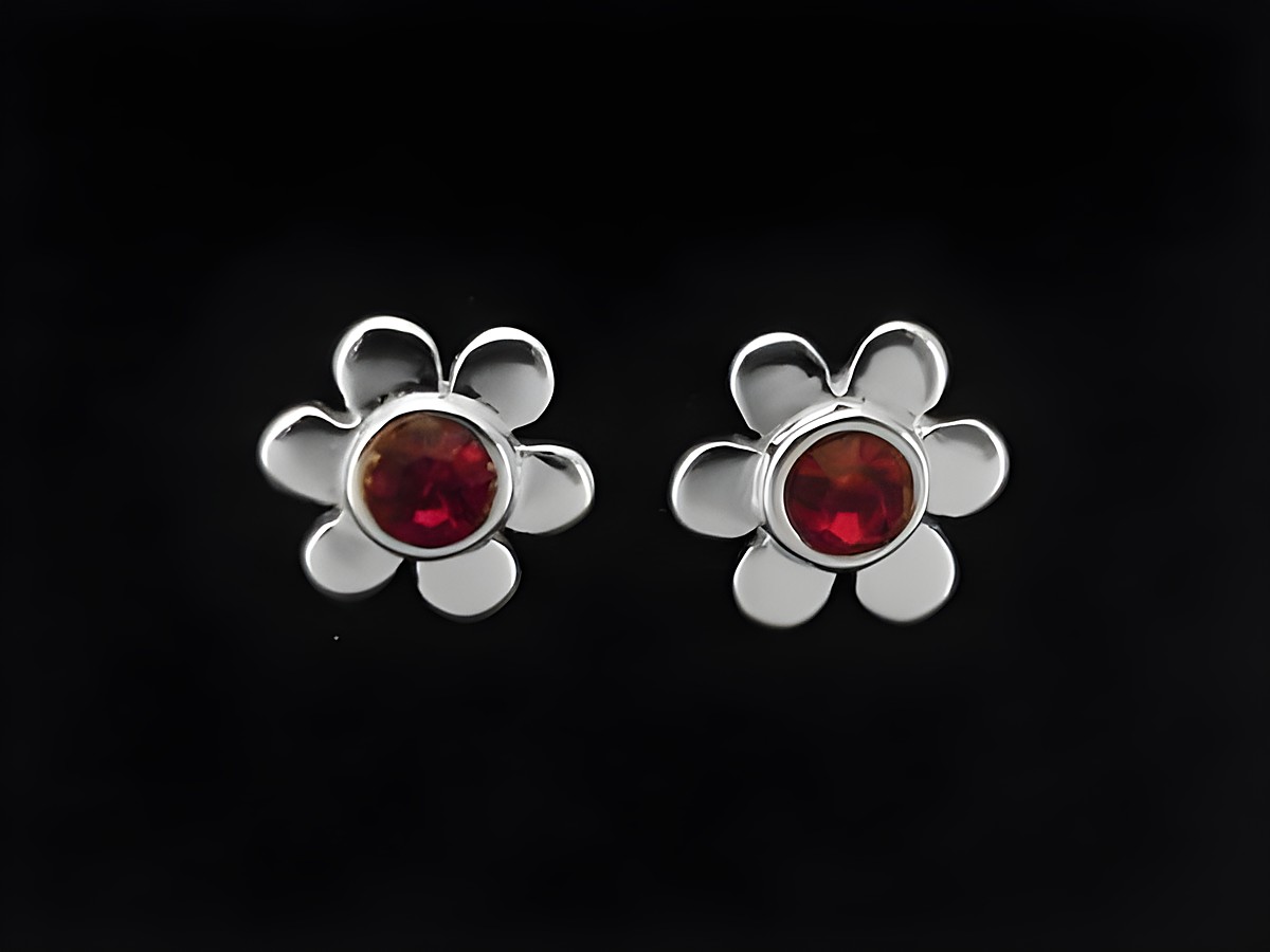 Blume Ohrstecker aus Sterling Silber mit rotem Kristallglas für Kinder, hergestellt von Juwelier Harnisch, attraktives und verspieltes Design.