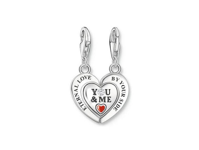 Charm-Anhänger in Herzform aus Silber mit der Inschrift You & Me, rot und schwarz dekoriert, und einem funkelnden Schmuckstein, erhältlich in der Kollektion Thomas Sabo.