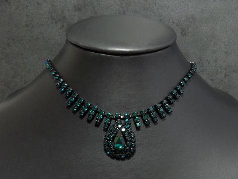 Schwarze Strass Kette mit grünen Akzenten in der Größe 44,5-48 cm, Fassung schwarz, hergestellt von Juwelier Harnisch, betont Eleganz und Stil.