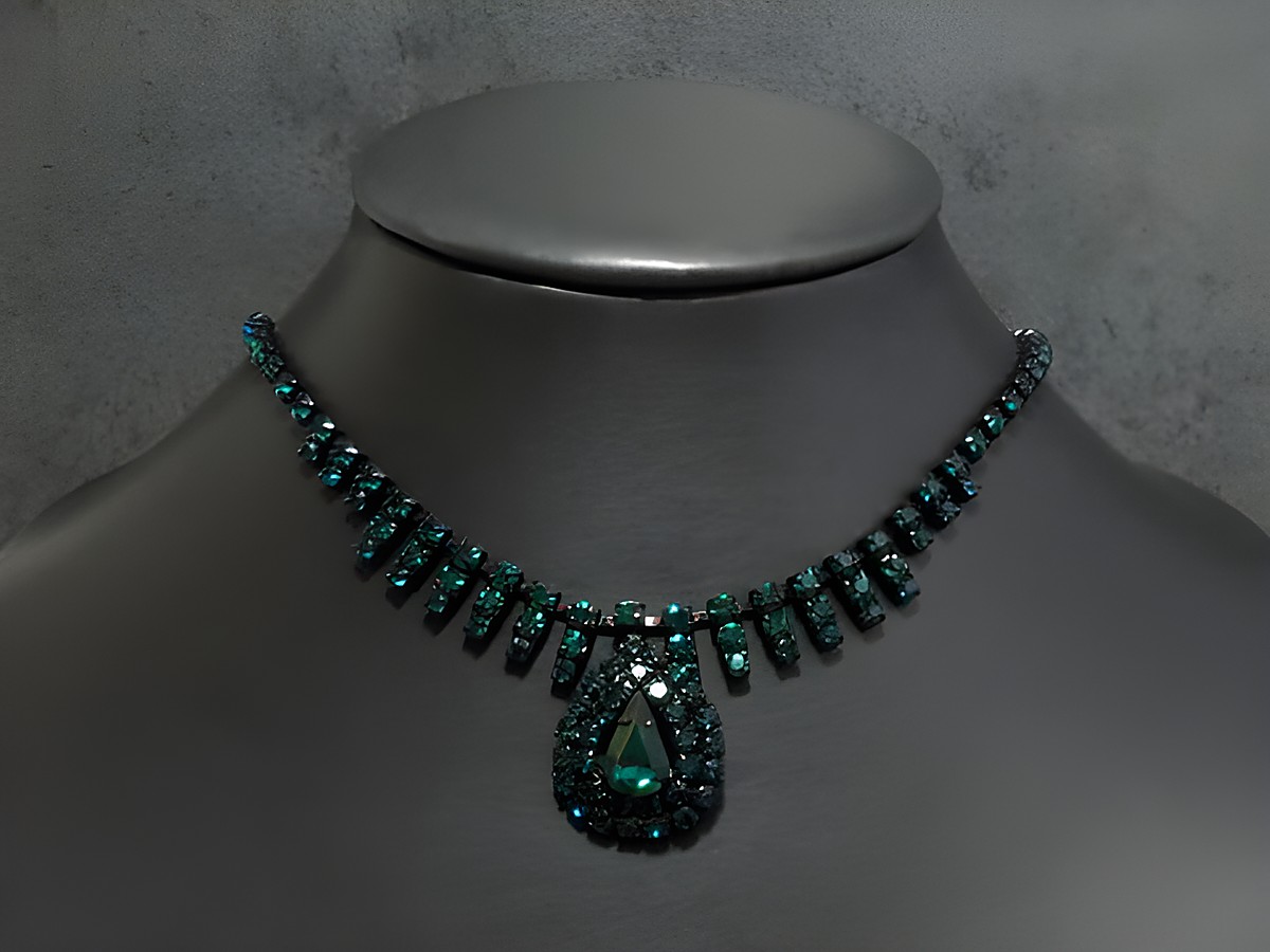 Schwarze Strass Kette mit grünen Akzenten in der Größe 44,5-48 cm, Fassung schwarz, hergestellt von Juwelier Harnisch, betont Eleganz und Stil.