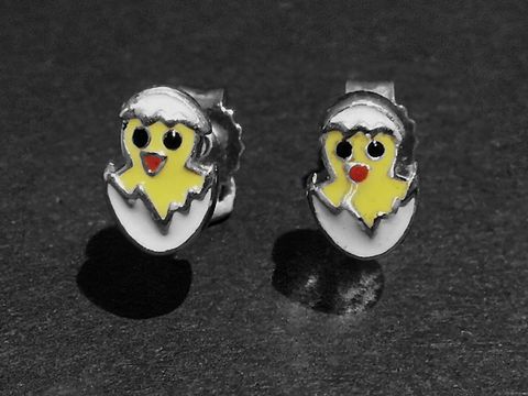 Niedliche Küken im Ei Silber Ohrringe für Kinder in Weiß, Gelb, Schwarz und Rot von Juwelier Harnisch, lackiert und perfekt geeignet für kleine Ohrläppchen.