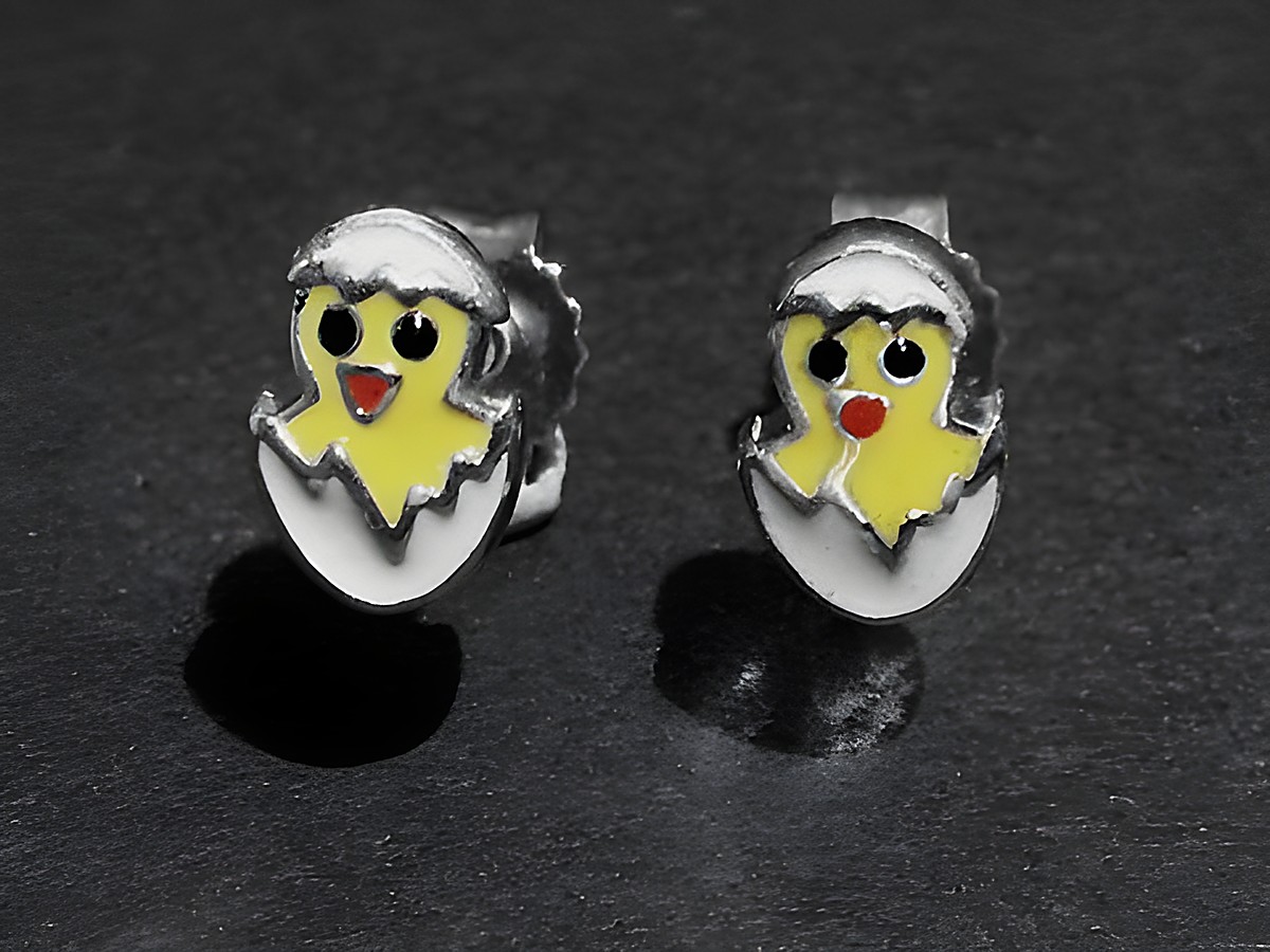 Niedliche Küken im Ei Silber Ohrringe für Kinder in Weiß, Gelb, Schwarz und Rot von Juwelier Harnisch, lackiert und perfekt geeignet für kleine Ohrläppchen.