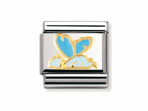 403027205-0 Märchenhafte Fantasia Baby-Elfe in Blau mit goldenen Akzenten auf einem silbernen Hintergrund, ideal für Nomination Schmuck. Elegant und verspielt gestaltet.