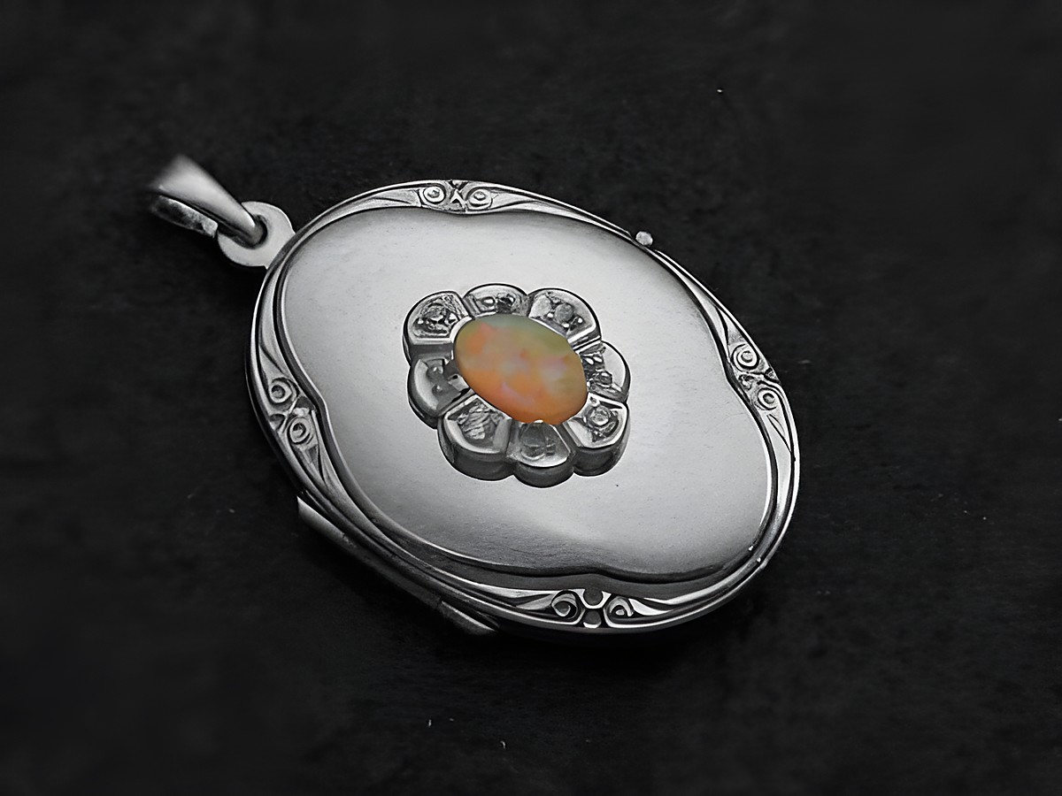 Opal syn rosa Medaillon Cabochon in Weißgold 333 mit Brillanten, elegant verziert und feiner Verarbeitung, ein zeitloses Schmuckstück vom Juwelier Harnisch.