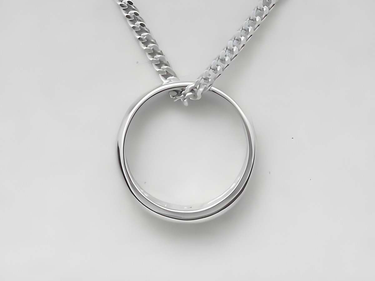 Süßer filigraner Silber Taufring mit Rubin, Hersteller Juwelier Harnisch, aus hochwertigem Silber, elegant und schlicht, perfekt als besonderes Geschenk oder Erinnerungsstück. – Ansicht 2