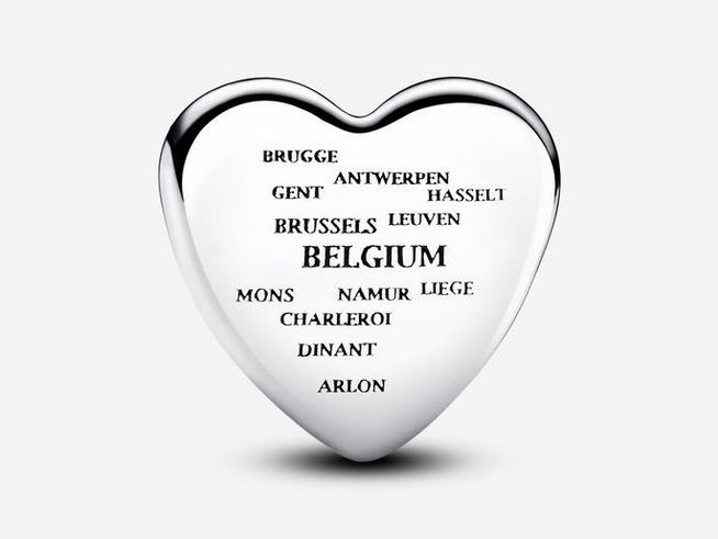 Silbernes Herz charm mit dem Schriftzug Belgien und Städtenamen wie Brügge, Antwerpen und Gent, detailreich gefasst, perfekt für einen eleganten Look.