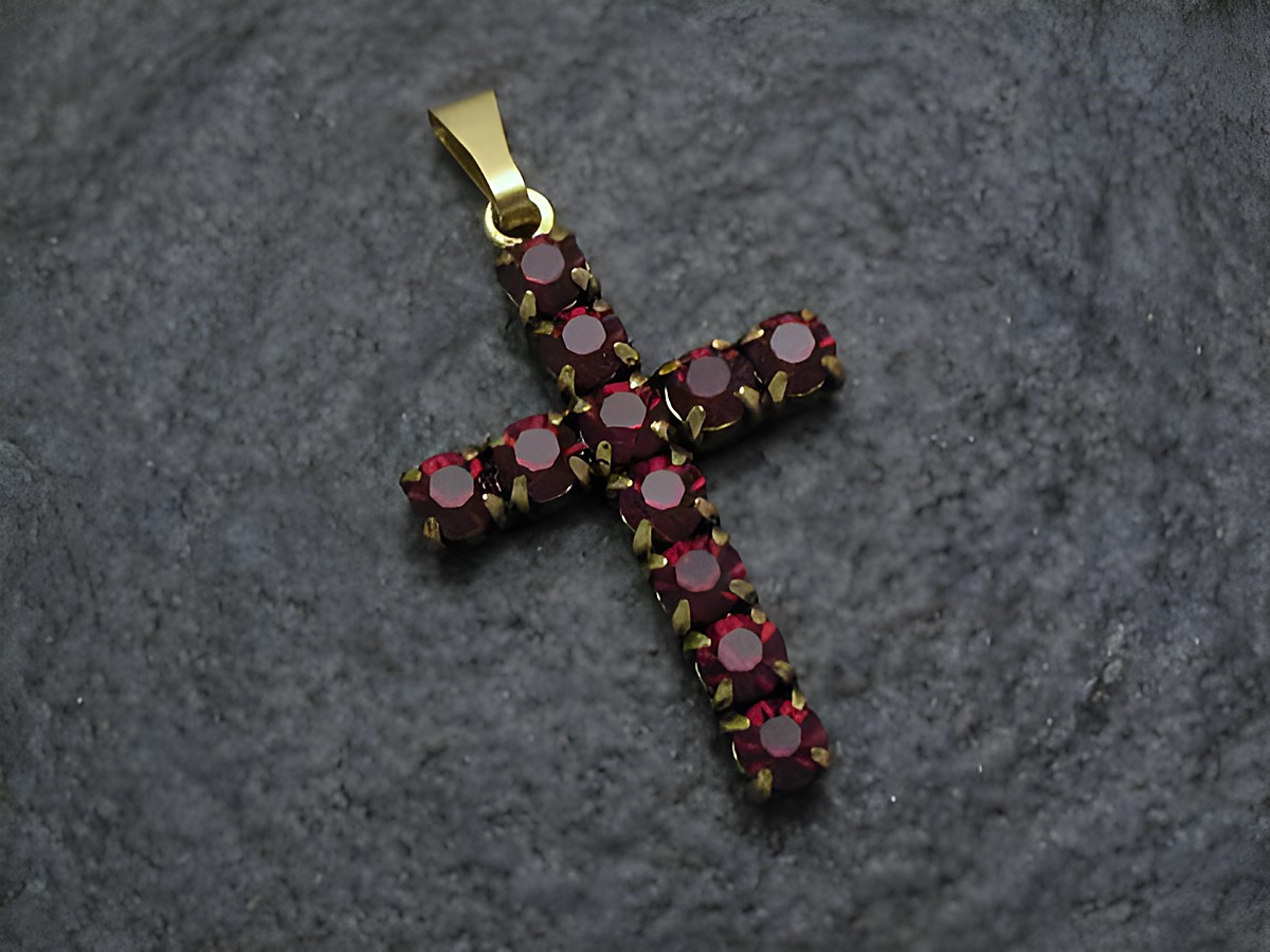 Roter Strass Anhänger im sexy City Look in Kreuzform, gefertigt vom Juwelier Harnisch, besticht durch funkelnde rote Strasssteine, ideal für stilvolle Akzente.