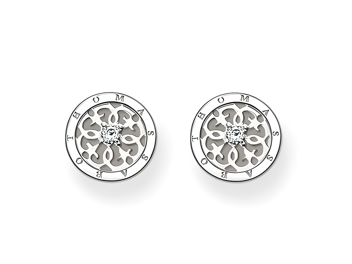 Ohrstecker von Thomas Sabo aus 925 Sterling Silber in Blütenform mit weißem Zirkonia, verziert mit filigranen Mustern und eingraviertem Markennamen.